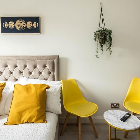 Spacious Studio For Up To 4! Sofa Bed Лондон Екстериор снимка