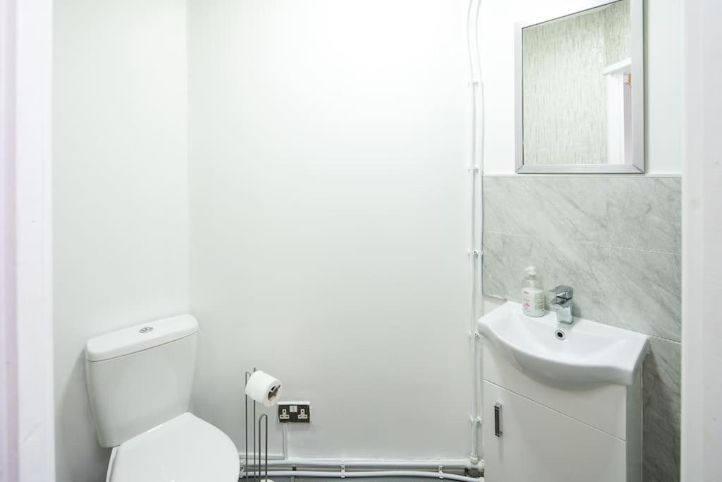 Spacious Studio For Up To 4! Sofa Bed Лондон Екстериор снимка