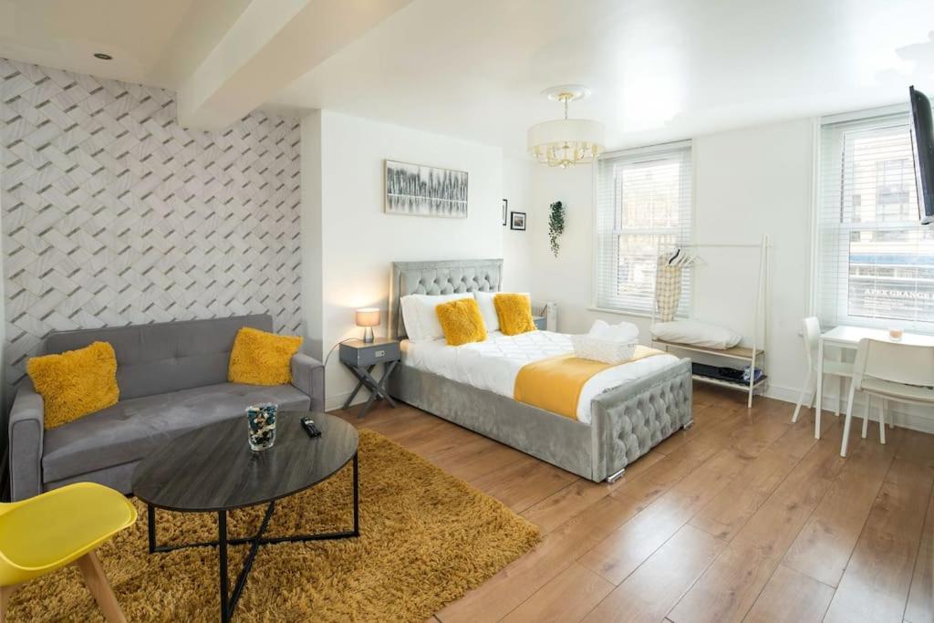 Spacious Studio For Up To 4! Sofa Bed Лондон Екстериор снимка